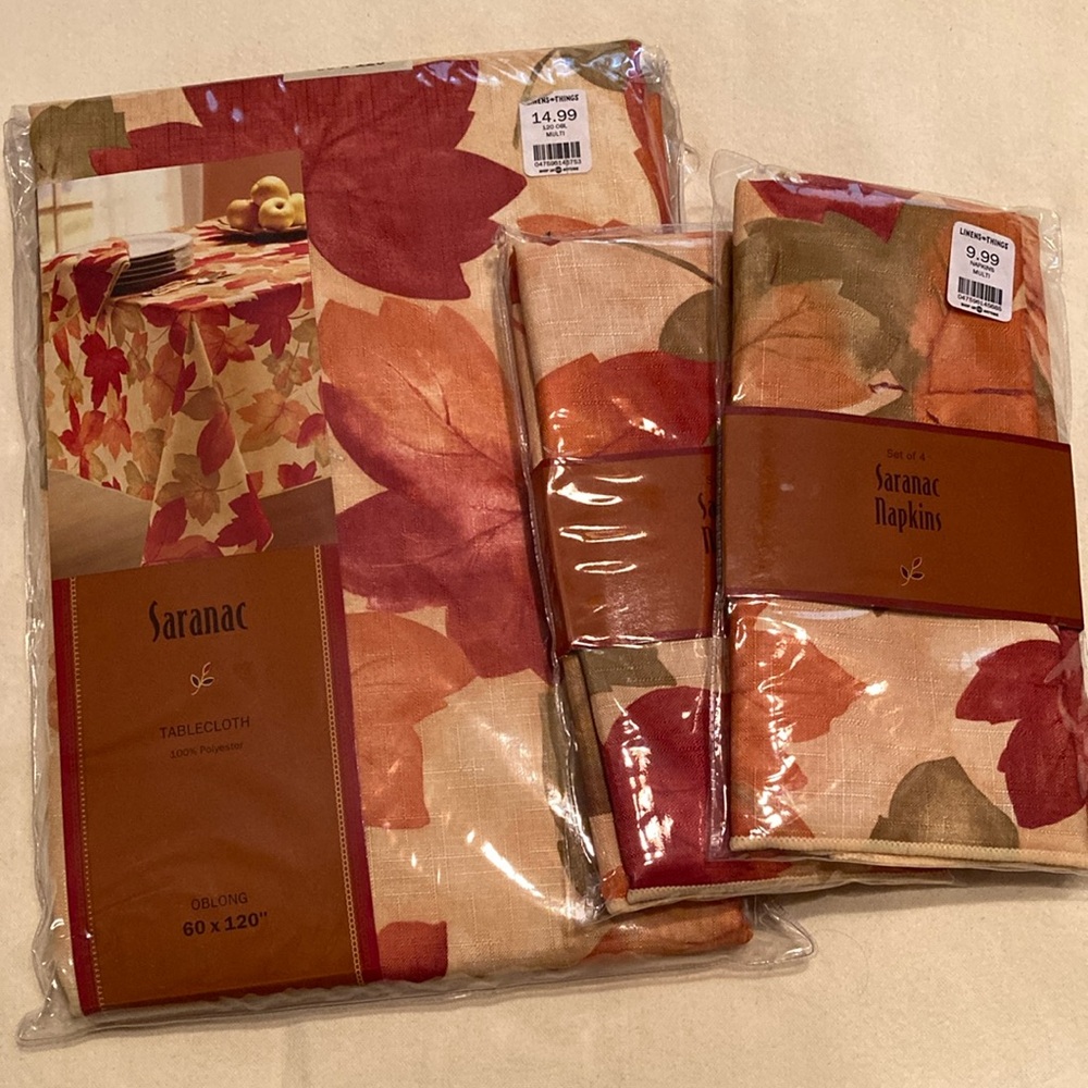 Linens n Things Tablecloth and Napkin Set, NEW